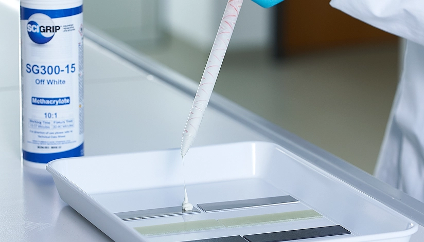SCIGRIP SG300-15 cartridge dispensing a bead of off-white adhesive