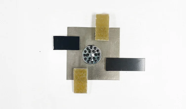 Bonded test piece joining metal and composite strips